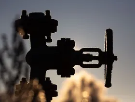 عجلة تحكم في صمام متصل بأنبوب نفط - المصدر: بلومبرغ