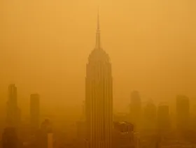 الدخان الناجم عن حرائق الغابات في كندا يتجه جنوباً مشكلاً ضباباً دخانياً في مساحة كبيرة من شرق الولايات المتحدة - Getty Images