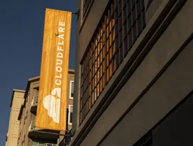 شعار "كلاود فلير" يزين مقر الشركة في سان فرانسيسكو، الولايات المتحدة - بلومبرغ