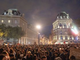 الجماهير تحتفل في باريس بعد الجولة الثانية من الانتخابات التشريعية الفرنسية- - بلومبرغ