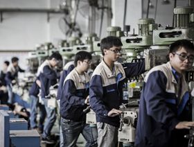 أزمة الإمدادات تجبر المصانع الصينية على كبح التوسعات وخفض الاستثمارات