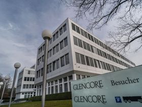 لافتة تحمل اسم "غلينكور" أمام مقر الشركة في زوغ، سويسرا - المصدر: بلومبرغ
