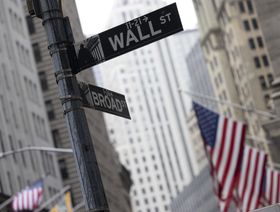 لافتة "وول ستريت" بالقرب من بورصة نيويورك، في نيويورك، الولايات المتحدة - المصدر: بلومبرغ