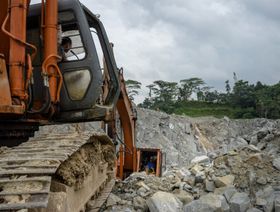 عمال يشتغلون في أعمال الاستكشاف داخل أحد المناجم في كوشينغ بمنطقة ساراواك، ماليزيا - المصدر: بلومبرغ