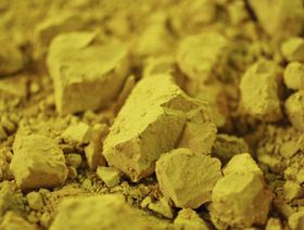 يورانيوم مكثف معد للاستخدام فيما يسمى اصطلاحياً بالكعكة الصفراء - المصدر: بلومبرغ