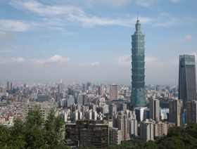 الصين تحظر واردات 35 شركة أغذية تايوانية قبيل زيارة بيلوسي