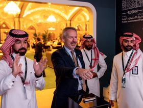 ديفيد غروفر، الرئيس التنفيذي لشركة "روشن" العقارية، في الوسط، خلال مؤتمر مبادرة مستقبل الاستثمار في الرياض، المملكة العربية السعودية - المصدر: بلومبرغ