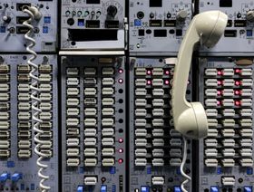 جهاز لتحويل المكالمات  - المصدر: بلومبرغ
