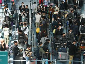 مسافرون في صالة المغادرة في مطار هانيدا في طوكيو، اليابان، يوم الجمعة 26 أبريل 2024. - المصدر: بلومبرغ