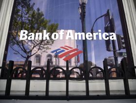 مباني تنعكس على نافذة بأحد فروع مصرف "أوف أميركا" بألاميدا في كاليفورنيا بالولايات المتحدة - المصدر: بلومبرغ