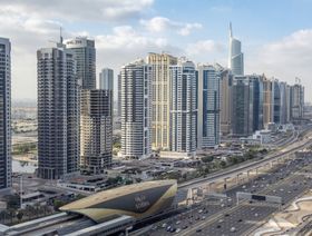 أبراج سكنية في منطقة أبراج بحيرات جميرا تطل على شارع الشيخ زياد في دبي، الإمارات العربية المتحدة - المصدر: بلومبرغ