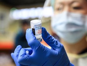 عامل رعاية صحية يحضر جرعة من اللقاح المعزز موديرنا كوفيد -19 في مركز التطعيم في كيلونج، تايوان. - المصدر: بلومبرغ