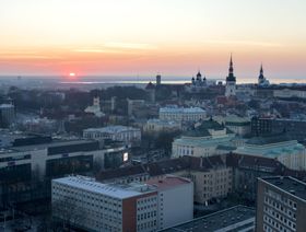  المباني التاريخية التي تقف في المدينة القديمة  في تالين ، إستونيا - المصدر: بلومبرغ
