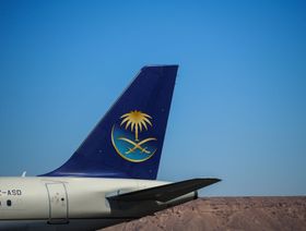 شعار الخطوط الجوية السعودية على ذيل طائرة إيرباص (A320)، كما ظهر على شاشة إلكترونية في المعرض السعودي للطيران في مطار الثمامة، الرياض، السعودية، يوم 12 مارس 2019 - المصدر: بلومبرغ