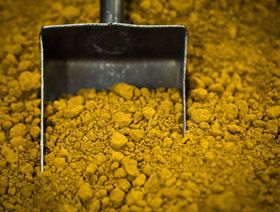 عامل يغترف رواسب الذهب النقي في مصفاة "أورال إلكتروميد" لتكرير النحاس التي تديرها شركة "أورال ماينينغ آند ميتالورجيكال" في روسيا - المصدر: بلومبرغ