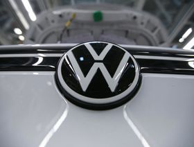 شعار "فولكس واجن" على مقدمة الشبكة الأمامية للسيارة "ID.4" الرياضية داخل مصنع السيارات الكهربائية التابع للشركة في زويكاو، بألمانيا.  - المصدر: بلومبرغ
