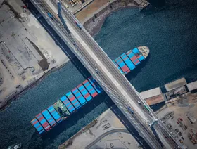 سفينة حاويات تمر تحت جسر "البوابة الدولية" في ميناء لونغ بيتش بمدينة لونغ بيتش، ولاية كاليفورنيا، الولايات المتحدة - بلومبرغ