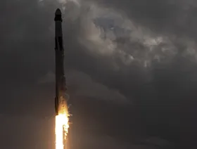 صاروخ "سبيس إكس فالكون 9" ينطلق حاملاً كبسولة "كرو دراغون" من مركز كينيدي للفضاء متجهاً إلى محطة الفضاء الدولية - بلومبرغ