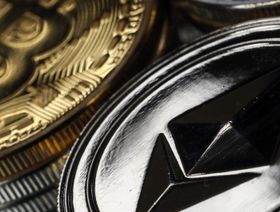مسكوكات رمزية لعملات بتكوين وإيثريوم ولايت كوين المشفرة - بلومبرغ