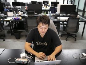 دو كوون، المؤسس المشارك والرئيس التنفيذي لشركة "تيرافورم لابس"، يعمل على حاسوبه المحمول في مكتب الشركة في سيؤول، كوريا الجنوبية، يوم الخميس 14 أبريل 2022. - المصدر: بلومبرغ