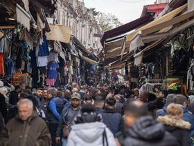 حشود من المتسوقين تمر عبر أحد شوارع التسوق في إسطنبول، تركيا، يوم الثلاثاء، 28 نوفمبر 2023 - المصدر: بلومبرغ