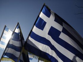 بعد أكثر من عقد.. \"إس آند بي\" تعيد تصنيف اليونان للدرجة الاستثمارية