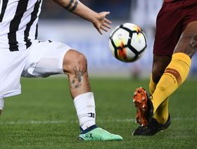 لاعبان من ناديي "إيه إس روما" و"يوفنتوس" يتنافسان للاستحواذ على الكرة في إحدى المباريات - المصدر: بلومبرغ