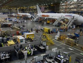تجميع طائرة بوينغ 787 دريملاينر في مصنع سياتل - المصدر: بلومبرغ