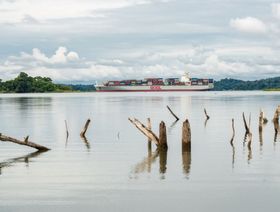 سفينة حاويات تبحر في مستويات منخفضة من المياه في بحيرة جاتون في كولون، بنما في 20 نوفمبر 2023 - المصدر: بلومبرغ
