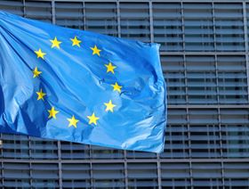 علم الاتحاد الأوروبي أمام مبنى بيرلايمونت، حيث مقر المفوضية الأوروبية في بروكسل، بلجيكا، يوم 3 ديسمبر 2022 - المصدر: بلومبرغ