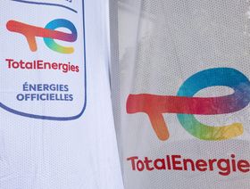 لافتة شركة "توتال إنرجيز" على محطة وقود في باريس، فرنسا - المصدر: بلومبرغ