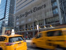 سيارات الأجرة أمام مقر شركة "نيويورك تايمز" في نيويورك ، الولايات المتحدة  - المصدر: بلومبرغ