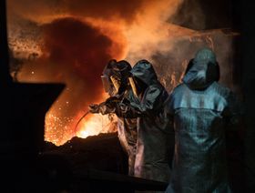عمال أمام فرن صهر في دويسبورغ، ألمانيا - المصدر: بلومبرغ