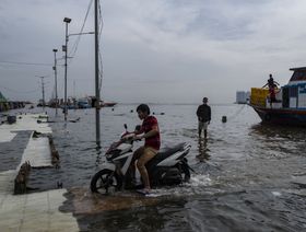 إندونيسيا تدرس إنشاء جدار بحري عملاق لإنقاذ جاكرتا من الغرق