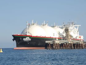 سفينة الغاز الطبيعي المسال على رصيف الشركة العمانية للغاز الطبيعي المسال - المصدر: الشركة العمانية للغاز الطبيعي المسال