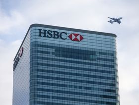 وحدة \"HSBC\" الاستثمارية تخرج عن سرب وول ستريت فيما يزدهر