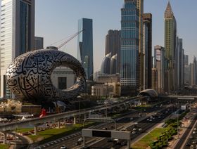 المركزي الإماراتي يتوقع نمو الاقتصاد غير النفطي 3.6% في 2021