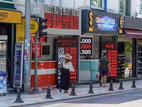 لوحات إلكترونية تعرض سعر صرف الليرة التركية  مقابل العملات الأجنبية أمام مكاتب صرافة في مدينة بودروم، تركيا، يوم 6 يوليو 2023  - المصدر: بلومبرغ