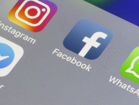 شعارات تطبيقات المراسلة "واتساب" و"إنستغرام" و"ماسنجر" و"فيسبوك" تظهر على شاشة هاتف "أيفون" في باريس، فرنسا - المصدر: غيتي إيمجز