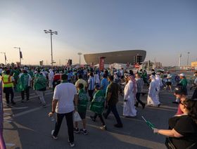 مشجعون يغادرون استاد "لوسيل" بعد مباراة الأرجنتين والسعودية، لوسيل، قطر - المصدر: أ.ف.ب