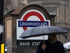 أشخاص يعبرون إلى مدخل محطة مترو أنفاق "بنك لندن"، في العاصمة البريطانية  - المصدر: بلومبرغ