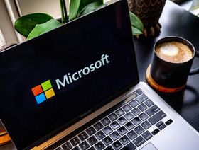 شعار "مايكروسوفت" على جهاز كمبيوتر محمول في كروكيت، كاليفورنيا، الولايات المتحدة، يوم الجمعة 29 ديسمبر 2023. - المصدر: بلومبرغ