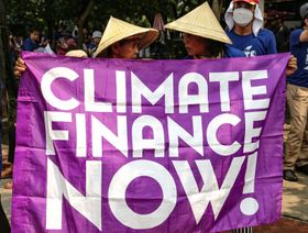 متظاهرون يطالبون الدول الغنية بأن تفي بوعودها بتقديم المساعدة لمكافحة تغير المناخ - المصدر: أ.ف.ب/غيتي إيميجز