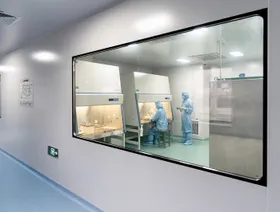 باحثون يعملون داخل مختبر إنتاج علاج بالخلايا التوتية الحاملة لمستقبلات المستضد الكيميري في منشأة تابعة لشركة "إياسو بيوتكنولوجي"، في نانجينغ، الصين - بلومبرغ