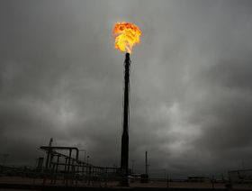 حرق الغاز في شركة نفط مفلسة قد يوفر التكاليف... لكن ماذا عن حق المجتمع؟