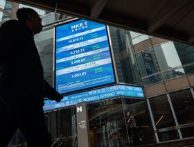 شاشة إلكترونية تعرض أسعار الأسهم في مجمع "إكستشينج سكوير" الذي يضم بورصة هونغ كونغ - المصدر: بلومبرغ