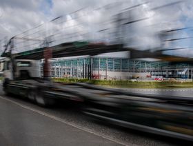 مقطورة سيارات فارغة تمر بموقع بناء مصنع "نيسان موتور" الجديد في سندرلاند، المملكة المتحدة - المصدر: بلومبرغ