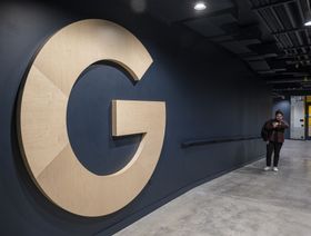 موظف يمر بالقرب من شعار شركة غوغل في مقرها الجديد في ماونتن فيو، كاليفورنيا، الولايات المتحدة، يوم الاثنين، 16 مايو 2022.  - المصدر: بلومبرغ