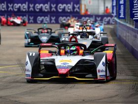 سائق فريق "أودي سبورت إيه بي تي شايفلر" للفورمولا "إي" الخاص بالسيارات الكهربائية، البرازيلي لوكاس دي غراسي على متن سيارة "أودي إي ترون"، وخلفه سائق فريق "نيسان إي. دامس" السويسري سيباستيان بويمي، على متن السيارة رقم 23، على حلبة مطار تمبلهوف في برلين، ألمانيا، يوم 25 مايو 2019. في السباق العالمي الآخر المتعلق بإنتاج بطاريات السيارات الكهربائية، يبدو أن الولايات المتحدة في موقف لا تحسد عليه. - المصدر: بلومبرغ