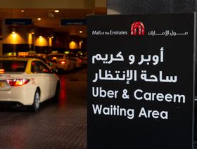 لوحة إرشادية لسائقي "أوبر" و"كريم" في "مول الإمارات" بدبي - المصدر: بلومبرغ